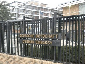 Ansicht mit Zaunes der Aufschrift "Deutsche Botschaft. German Embassy"