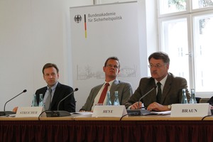 Drei Herren halten einen Vortrag 