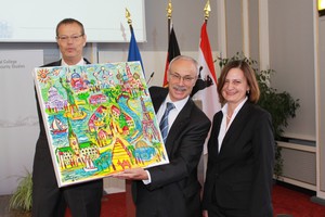 Die Seminarsprecher, Herr Kapitän z.S. Hemeling und Frau Kandler, überreichen dem Präsidenten ein Abschiedsgeschenk 