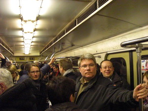 Innenansicht der Moskauer Metro mit stehenden Fahrgästen