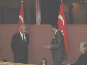 Zwei Herren stehen vor Flaggen der Türkei