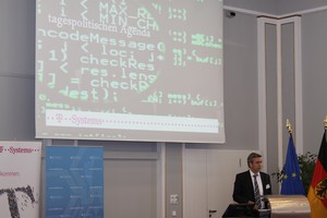 Ein Herr hält einen Vortrag vor einer Leinwand