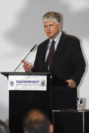 Der Präsident der BAKS, Botschafter Dr. Heumann, steht an einem Rednerpult.