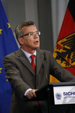 Verteidigungsminister Dr. Thomas de Maizière steht an einem Rednerpult