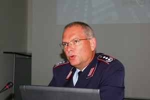 Ein Herr in Uniform hält eine Ansprache.