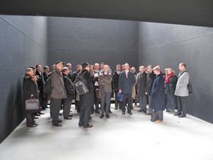 Eine Gruppe besichtigt ein Ehrendenkmal