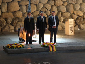 Beim Besuch des SP12 der Holocaust Gedänkstätte Jad Vashem wurde ein Kranz durch den Präsidenten der BAKS und eine Abordnung des SP 12 niedergelegt und im Stillen der Opfer gedacht.