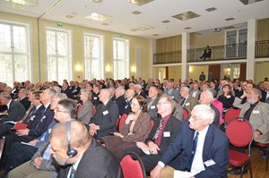 Das Auditorium ist mit ungefähr 150 Personen gefüllt.