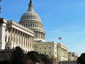 Das Kapitol in Washington D.C. vor blauem Himmel.