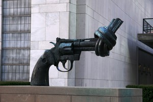 Skulptur "Knotted Gun" stellt eine Pistole mit Knoten im Lauf dar. 