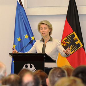 Im Historischen Saal der BAKS steht Bundesverteidigungsministerin Ursula von der Leyen an einem Pult mit dem Bundesadler darauf und spricht vor einem großen Publikum in ein Mikrofon.