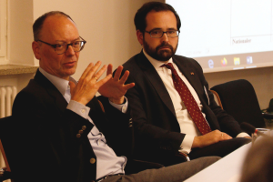 BAKS-Präsident Ekkehard Brose und der Arbeitskreisvorsitzende Christian Klein sitzen an einem Konferenztisch.