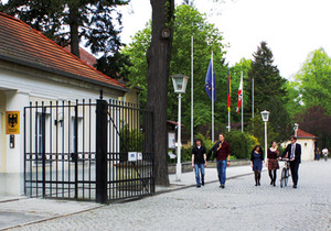 Blick durch den Toreingang der Bundesakademie für Sicherheitspolitik, der Schlosspark Schönhausen im Hintergrund