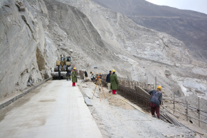 Das Bild zeigt eine Baustelle im Hochgebirge des Karakorams.