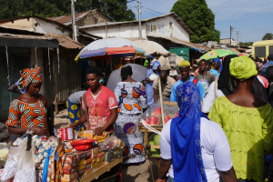 Menschen in Gambia auf einem Markt
