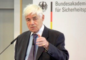 Prof. Dr. Michael Stürmer an einem Rednerpult in der Bundesakademie für Sicherheitspolitik