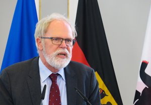 Portraitaufnahme von Thomas Wrießnig, Vizepräsident der Bundesakademie für Sicherheitspolitik, an einem Rednerpult