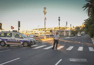 Die Hauptstraße „Promenade des Anglais“ vor der Strandpromenade in Nizza, abgesperrt von einem Polizeiwagen und Polizisten