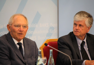 Bundesminister der Finanzen Wolfgang Schäuble neben Hans-Dieter Heumann, Präsident der Bundesakademie für Sicherheitspolitik