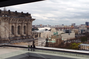 Das Foto fängt den Blick auf die Berliner Skyline vom Reichstagsgebäude ein.