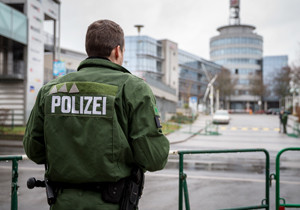 Ein Polizist steht hinter einer Absperrung vor dem Gebäude des SWR in Mainz, 20. Februar 2016