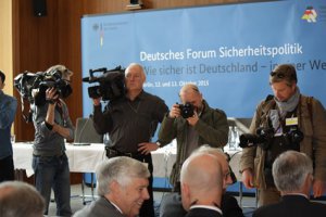 Fotografen vor einer Stellwand des Deutschen Forum Sicherheitspolitik