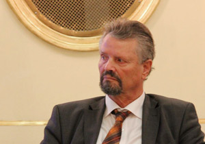 Portraitbild von Gernot Erler, Sonderbeauftragter der  Bundesregierung für den OSZE-Vorsitz