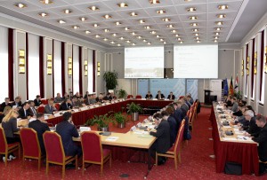 Das Plenum einer Konferenz tagt im Historischen Saal der Schlossanlage Schönhausen.