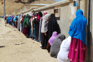 eine lange Warteschlange afghanischer Frauen