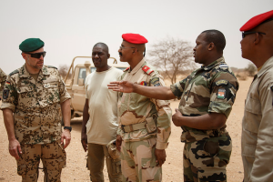 Nigerische und internationale Soldaten reden miteinander.