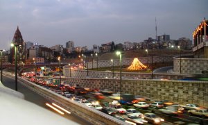 Das Foto zeigt eine vielbefahrene Autoverkehrsstraße in Teheran in der Dämmerung.