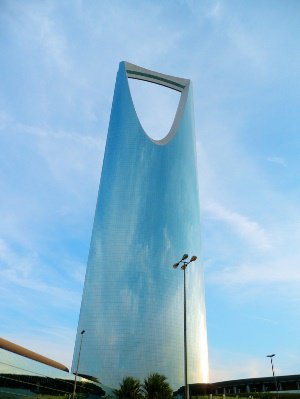 Das Foto zeigt das über 300 Meter große Hochhaus Kingdom Centre in Riad.