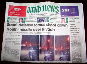 Das Foto zeigt eine saudi-arabische Zeitung, deren Titelseite über den Abschuss einer Rakete aus dem Jemen berichtet. 