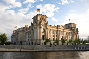 Das Foto zeigt das Plenargebäude des Deutschen Bundestages von Nordosten.