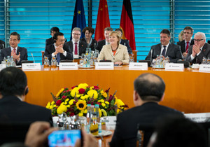 Bundeskanzlerin Angela Merkel und Li Keqiang, Ministerpräsident Chinas (l. daneben), während einer Plenarsitzung der Deutsch-Chinesischen Regierungskonsultationen im Internationalen Saal des Bundeskanzleramtes