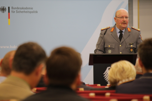 Generalleutnant Pfeffer spricht auf dem Podium.