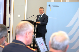 Präsident Karl-Heinz Kamp begrüßt die Teilnehmer an der BAKS.