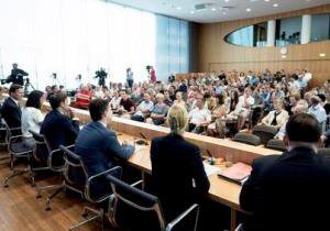 Steffen Seibert, Sprecher der Bundesregierung (2.v.l.), mit Sprecherinnen und Sprechern der Bundesministerien am Tag der offenen Tür der Bundesregierung im Haus der Bundespressekonferenz (v.l. Anja Maier, Vorstand Bundespressekonferenz; Sawsan Chebli, Spr