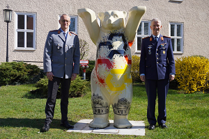 Gruppenbild vom Inspekteur der Streitkräftebasis Generalleutnant Martin Schelleis und Präsident der BAKS Generalmajor Wolf-Jürgen Stahl mit dem BAKS-Bären