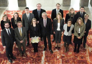 Gruppenfoto der \"Jungen Sicherheitspolitiker\" der BAKS im Treppenhaus des Bendlerblocks im Bundesministerium der Verteidigung in Berlin