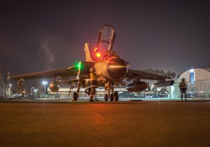 Die Wartungscrew überprüft einen Kampfjet Tornado vor dem Start des Einsatzaufklärungsflugs auf dem Flugfeld zwischen zwei Hangars der Air Base Incirlik im Rahmen der Mission Counter Daesh, am 24. Februar 2016.