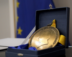 Das Foto zeigt die Medaille, welche den Karl-Carstens-Preis symbolisch repräsentiert.