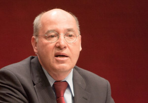 Gregor Gysi an einem Rednerpult