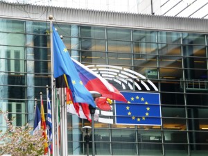 Die Fahnen der EU-Mitgliedsstaaten wehen vor einem Gebäude des Europäischen Parlaments in Brüssel.