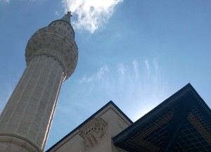 Hauptgebäude und Minarett der Şehitlik-Moschee in Neukölln