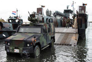Ein deutsches Militärfahrzeug verlässt über eine Rampe am Bug ein niederländisches Landungsboot.