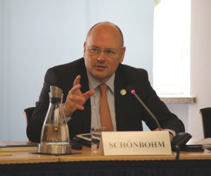 BSI-Präsident Arne Schönbohm hält einen Vortrag.