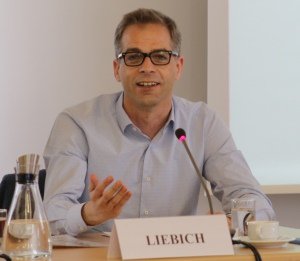 Der Bundestagsabgeordnete Stefan Liebich (Die Linke) spricht beim Kernseminar 2017 an der BAKS.