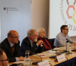 Von links nach rechts sitzen an einem Tisch mit Mikrofonen Dr. Fritz Felgentreu, MdB (SPD), Thomas Wrießnig, Vizepräsident der BAKS, Hans-Christian Ströbele, MdB (Bündnis 90/Die Grünen) und Stefan Liebich, MdB (Die Linke).