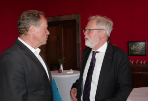 Links im Bild steht Bundesminister a.D. Dirk Niebel und spricht mit BAKS-Vizepräsident Thomas Wrießnig, der rechts im Bild steht.